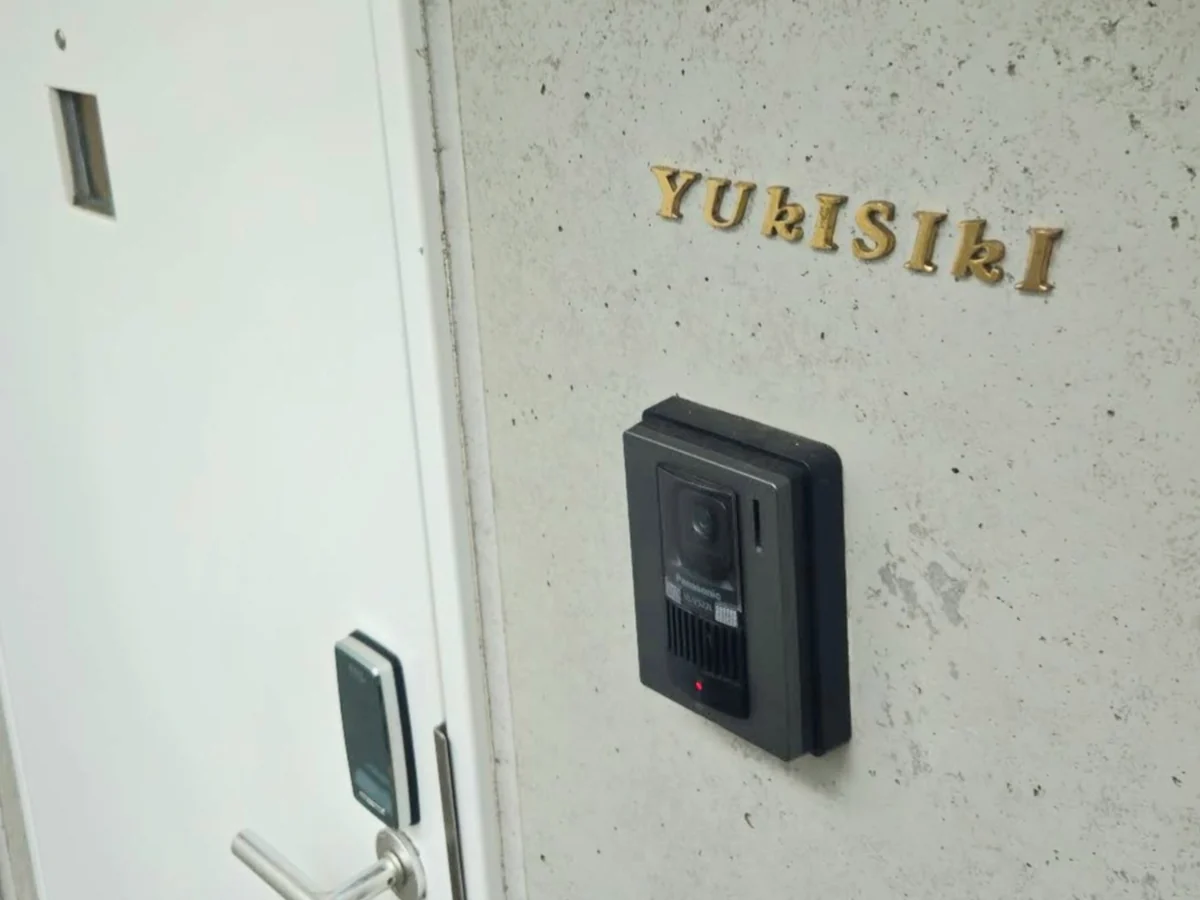 YUKISIKI 中目黒サロンの入口|コンクリート壁のゴールドサインが目印